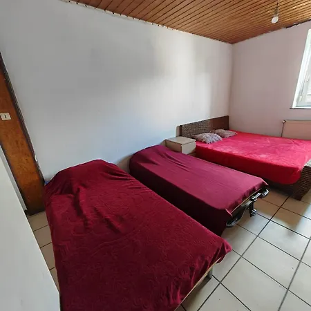 Lit Dans Salle Bett Im بيت شباب